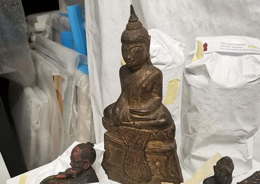 Photo des réserves du Musée d'Art et d'Histoire de Château-Gontier-sur-Mayenne, statuette de style hindou.
