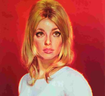 Portrait d'une femme blonde portant un pull blanc sur fond rouge.
