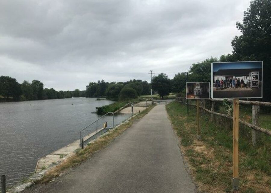 Photographies de Stéphanie Lacombe installées sur le chemin de halage à l'écluse de Neuville.