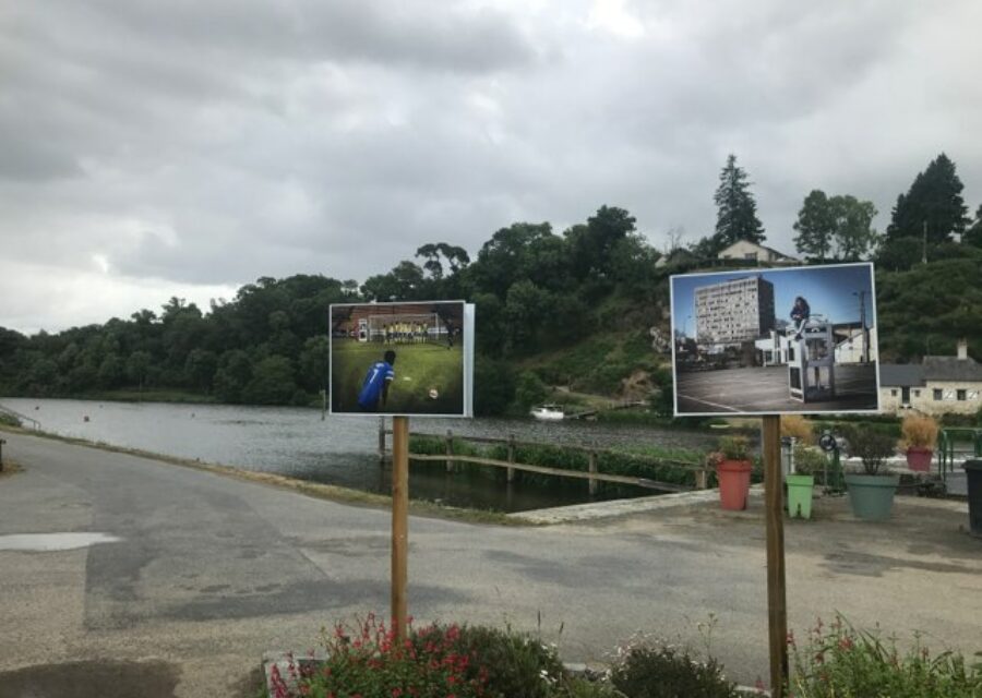 Photographies de Stéphanie Lacombe installées sur le chemin de halage à l'écluse de Neuville.