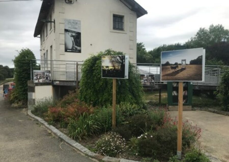 Photographies de Stéphanie Lacombe installées devant la maison éclusière de Neuville.