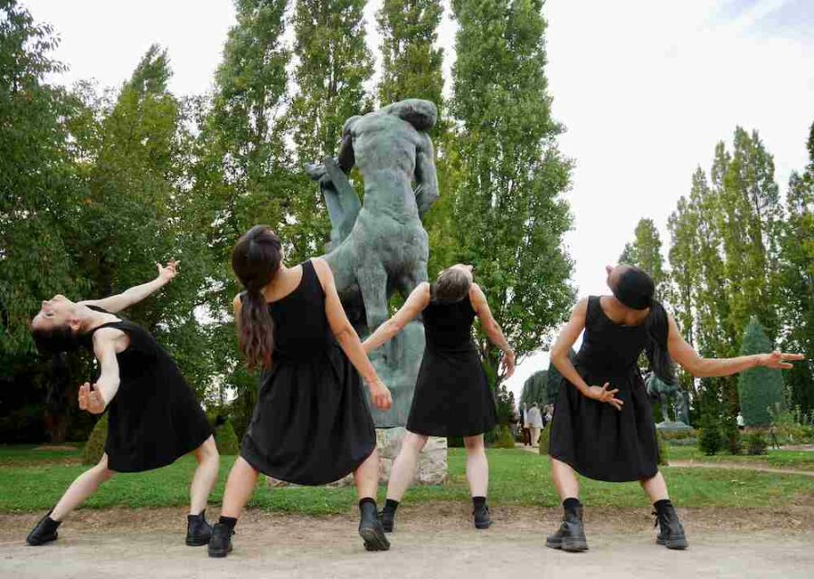4 danseuses de dos, penchées en arrière, dans un jardin autour d'une statue de centaure.