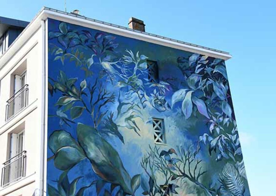 Oeuvre de Makiko Furuichi intitulée Rêverie détrempée. Fresque murale sur une façade d'un immeuble à Saint-Nazaire.
