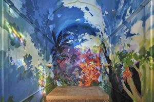 Oeuvre de Makiko Furuichi intitulée Floraison II. Fresque peinte sur les murs intérieurs d'une chapelle