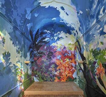 Oeuvre de Makiko Furuichi intitulée Floraison II. Fresque peinte sur les murs intérieurs d'une chapelle