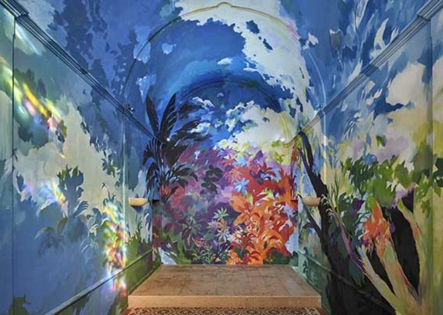 Oeuvre de Makiko Furuichi intitulée Floraison II. Fresque peinte sur les murs intérieurs d'une chapelle