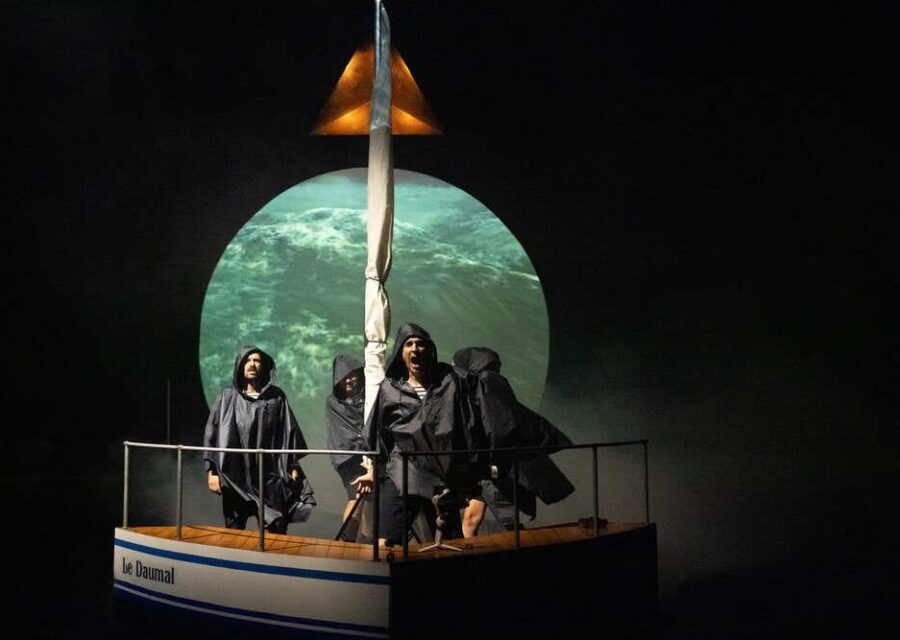 Le décor symbolise la proue d'un bateau baptisé Le Daumal avec la mer projetée en fond en vidéo. 4 personnages en cape de pluie affrontent la tempête.
