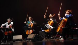 Quatre des musiciens du Paul Colomb – Bleue Quintet avec leur violoncelle.