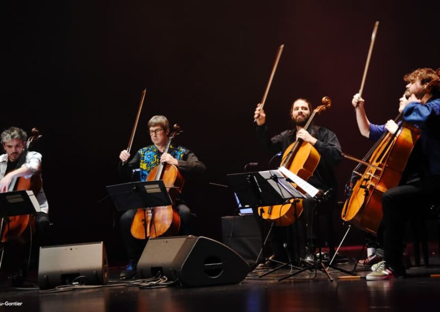 Quatre des musiciens du Paul Colomb – Bleue Quintet avec leur violoncelle.