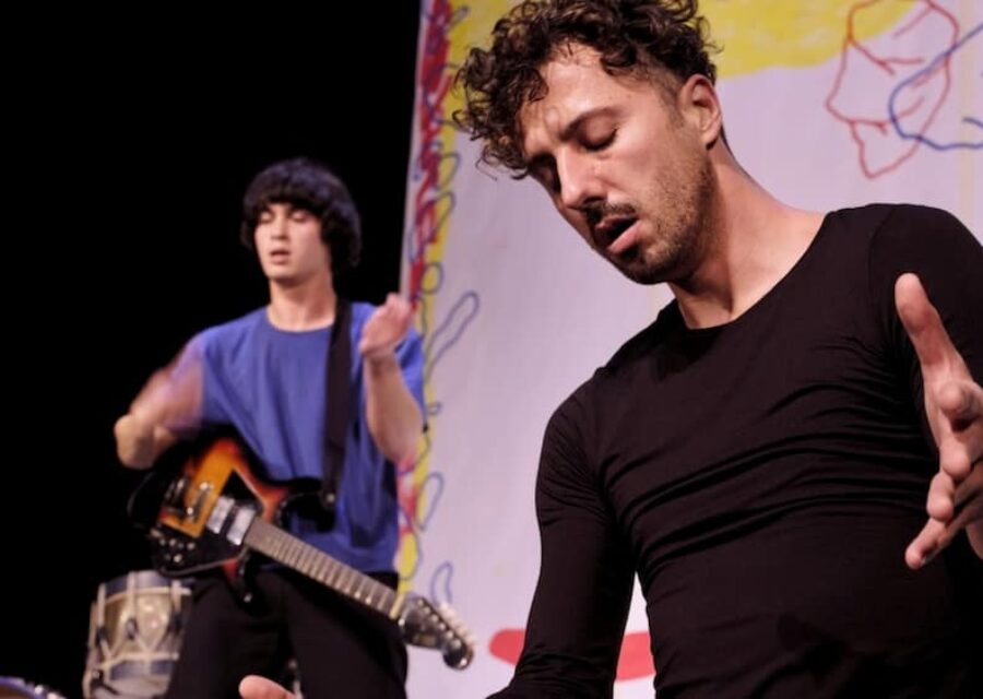 Le danseur et chorégraphe Laurent Cebe en gros plan et le musicien Jonathan Poulet avec sa guitare électrique en arrière plan.