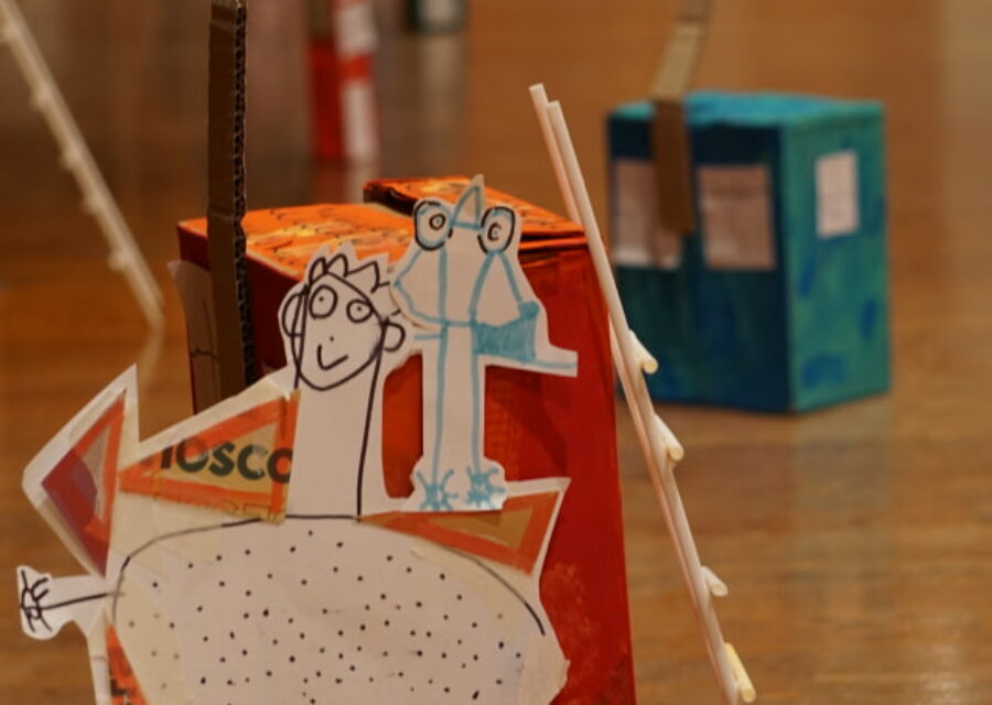 Figurines de papier et maison de carton créées au cours d'un atelier.