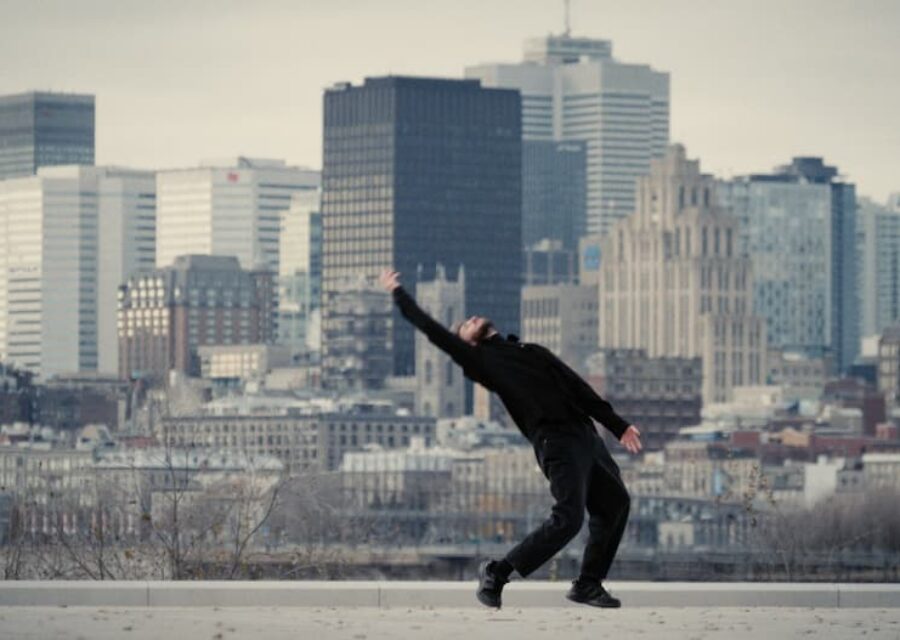 Un danseur sur fond de skyline.