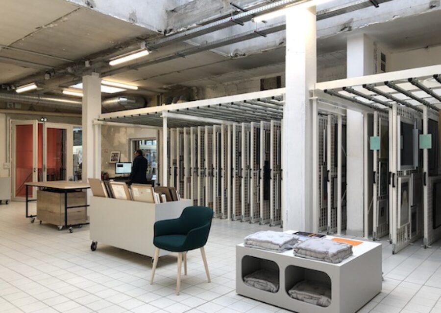 Les espaces de stockage des oeuvres à l'Artothèque.