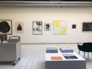 Un espace d'accueil avec des oeuvres accrochées au mur.