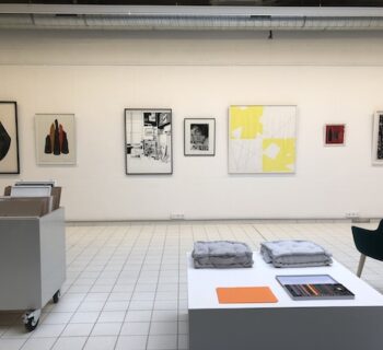 Un espace d'accueil avec des oeuvres accrochées au mur.