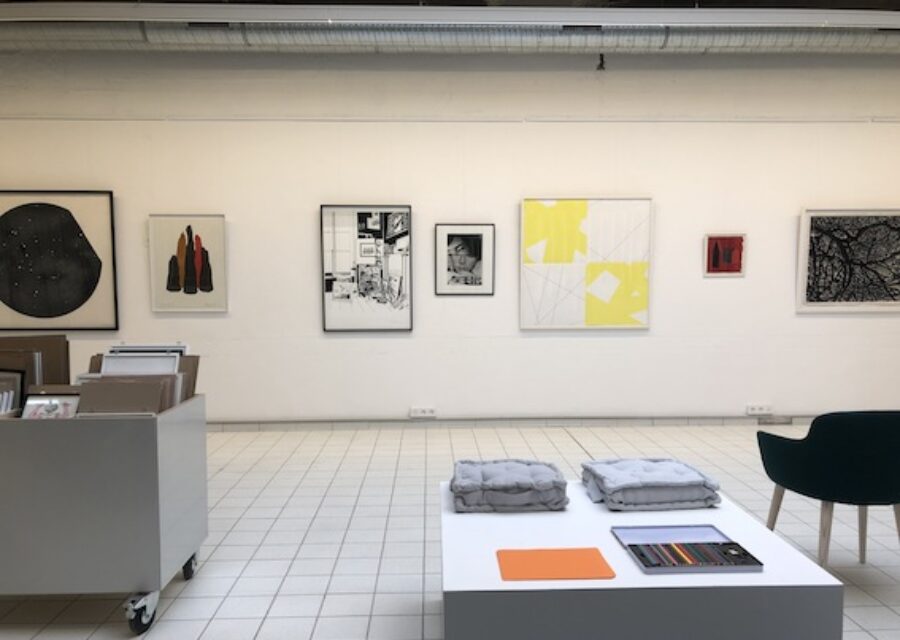 Un espace d'accueil avec des oeuvres accrochées au mur.